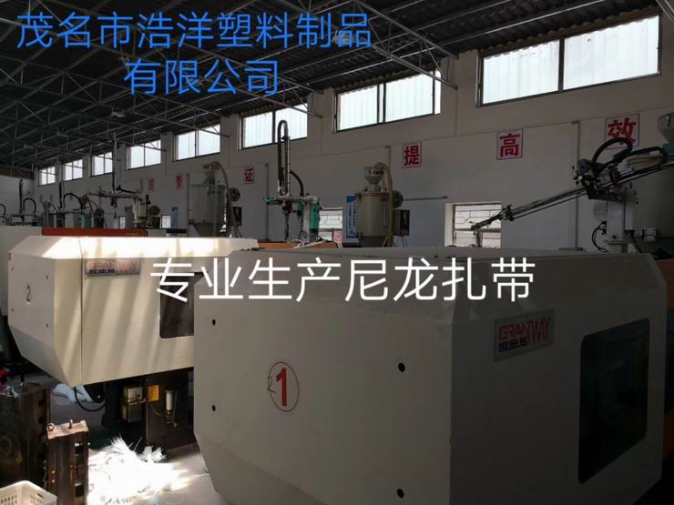 <footer>
<div class=